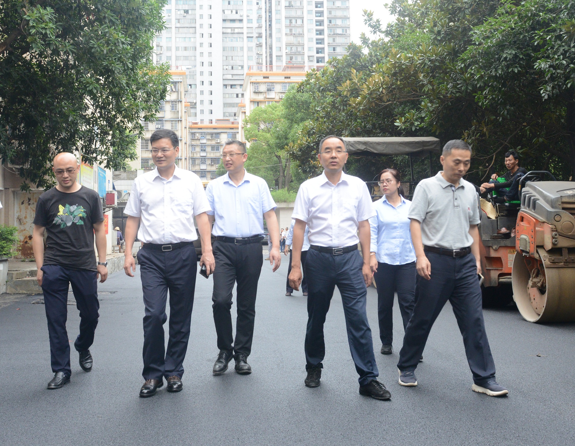 20200624127679.jpg 杨宏伟检查大院沥青路面改造工作DSC_6474_副本.jpg