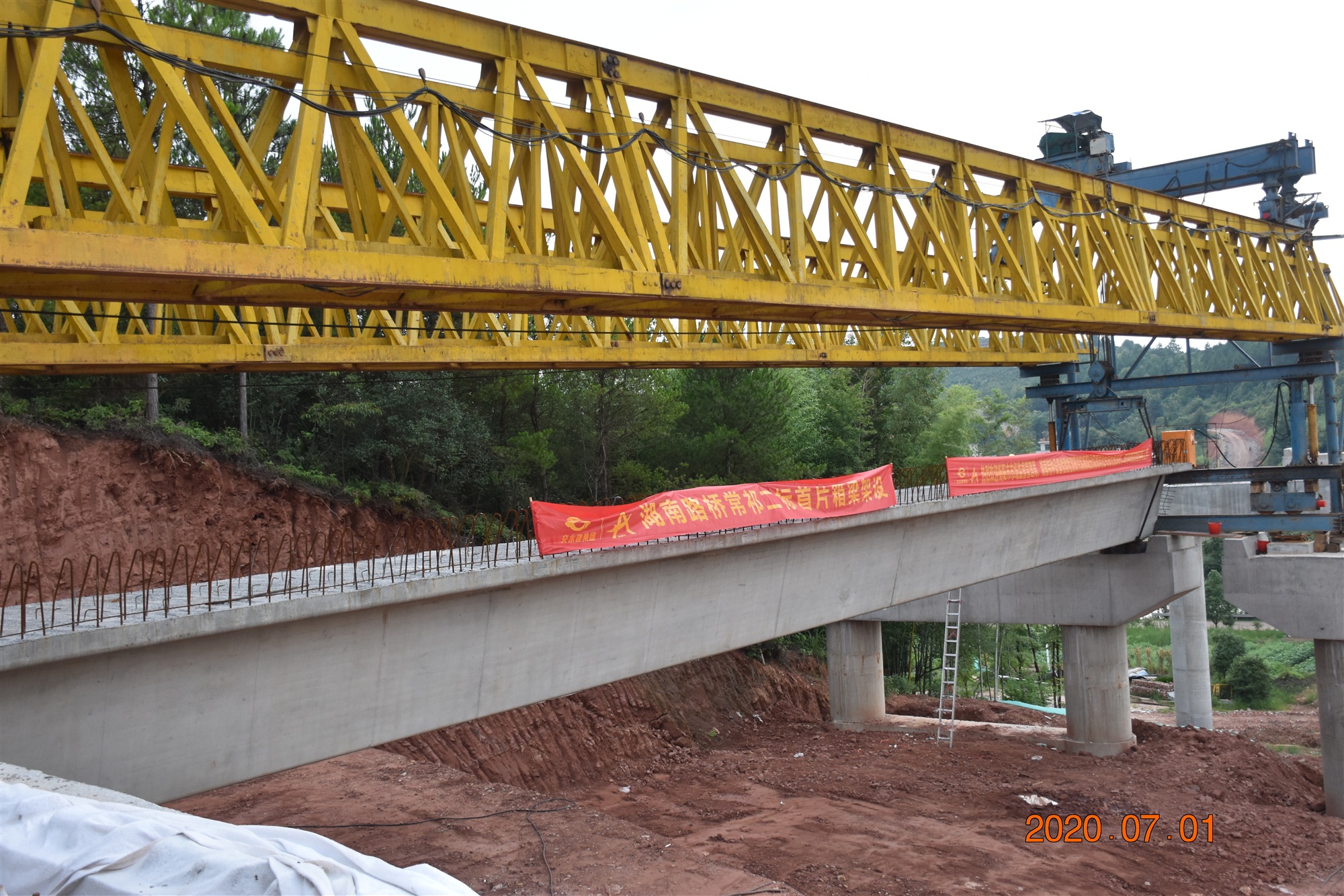 20200710140640.jpg 常祁二标首片箱梁成功架设 图2_副本.jpg