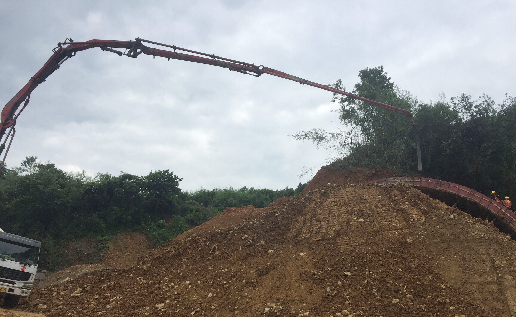 20200710571892.jpg 芷铜5标一处顺利完成拖冲隧道右洞套拱混凝土浇筑_副本.jpg