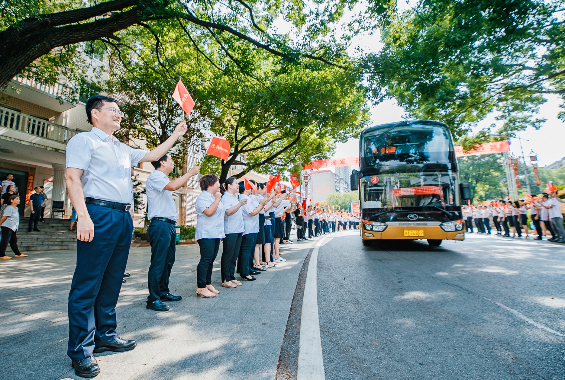 20200831119318.jpg Z6尊龙凯时领导、员工、家属为出征将士送行1_副本.jpg