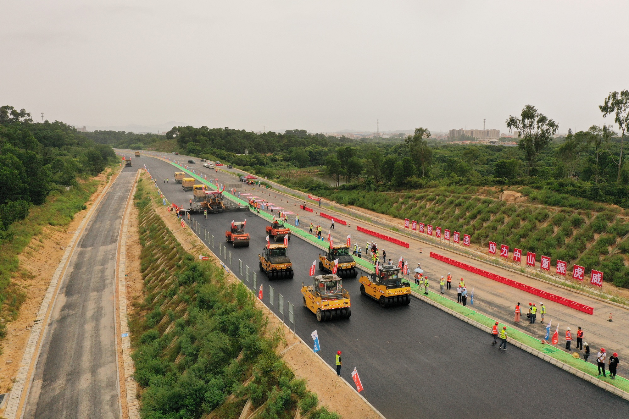 20200914154742.jpg 20200905 中山项目沥青下面层试验路顺利铺筑 图2_副本.jpg