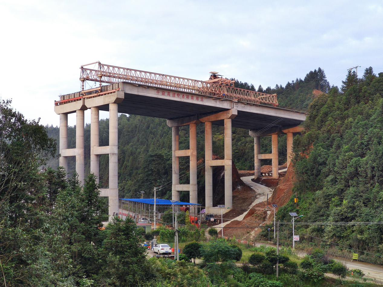 20201010180604.png 照片1:平伍7标:打造安全通道 顺利完成上跨省道架梁施工.png