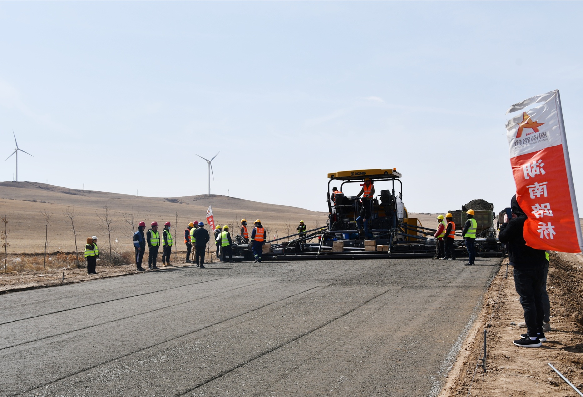 20210406937447.jpg 照片:内蒙大查1标项目完成底基层试验段施工_副本.jpg