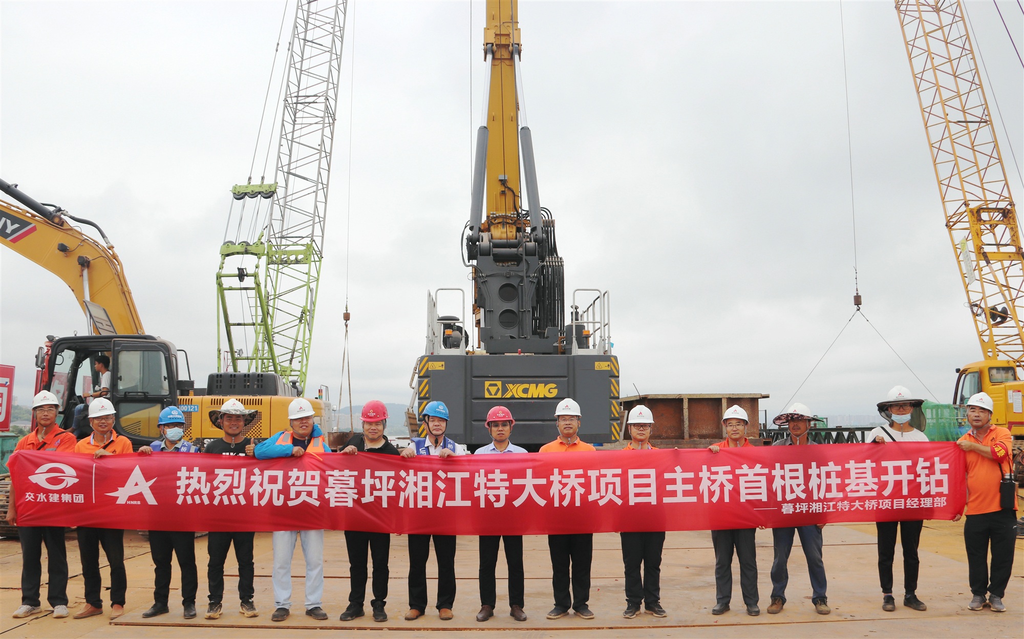 20211012622153.jpg 暮坪湘江特大桥主桥水中首桩顺利开钻_副本.jpg