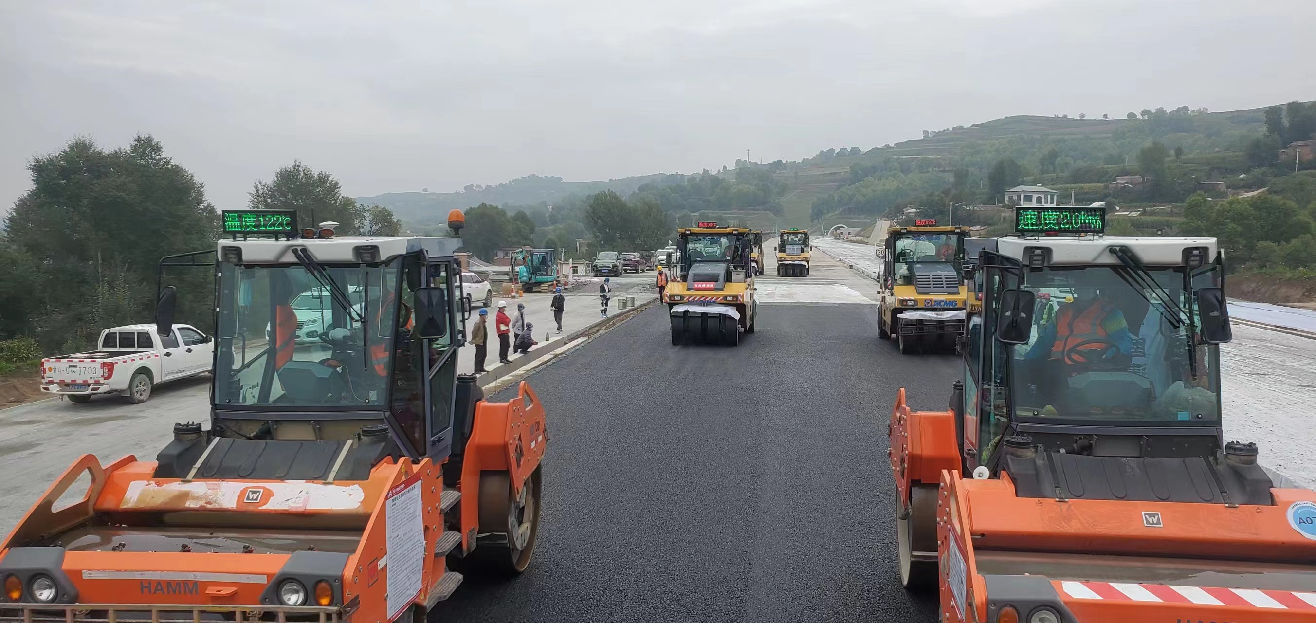 20220923450241.jpg 照片:临大路面2标顺利完成沥青下面层试验段施工.jpg