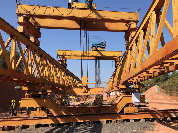 20221020604940.jpg 醴娄高速公路二施工分部首片箱梁成功架设1.jpg