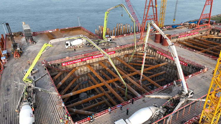 20230410126173.jpg 开始浇筑.JPG