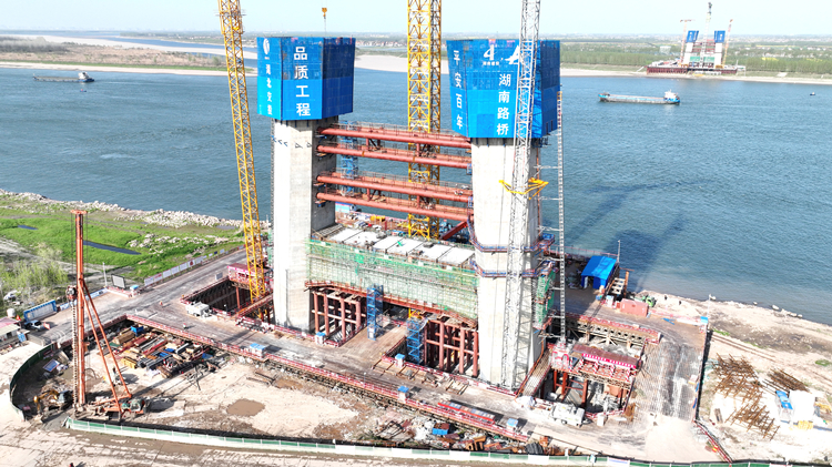 20240401559886.jpg ¹ÛÒô˳¤½´óÇÅÄϰ¶ÏºáÁº½½Öþ˳ÀûÍê³É3_¸±±¾.jpg